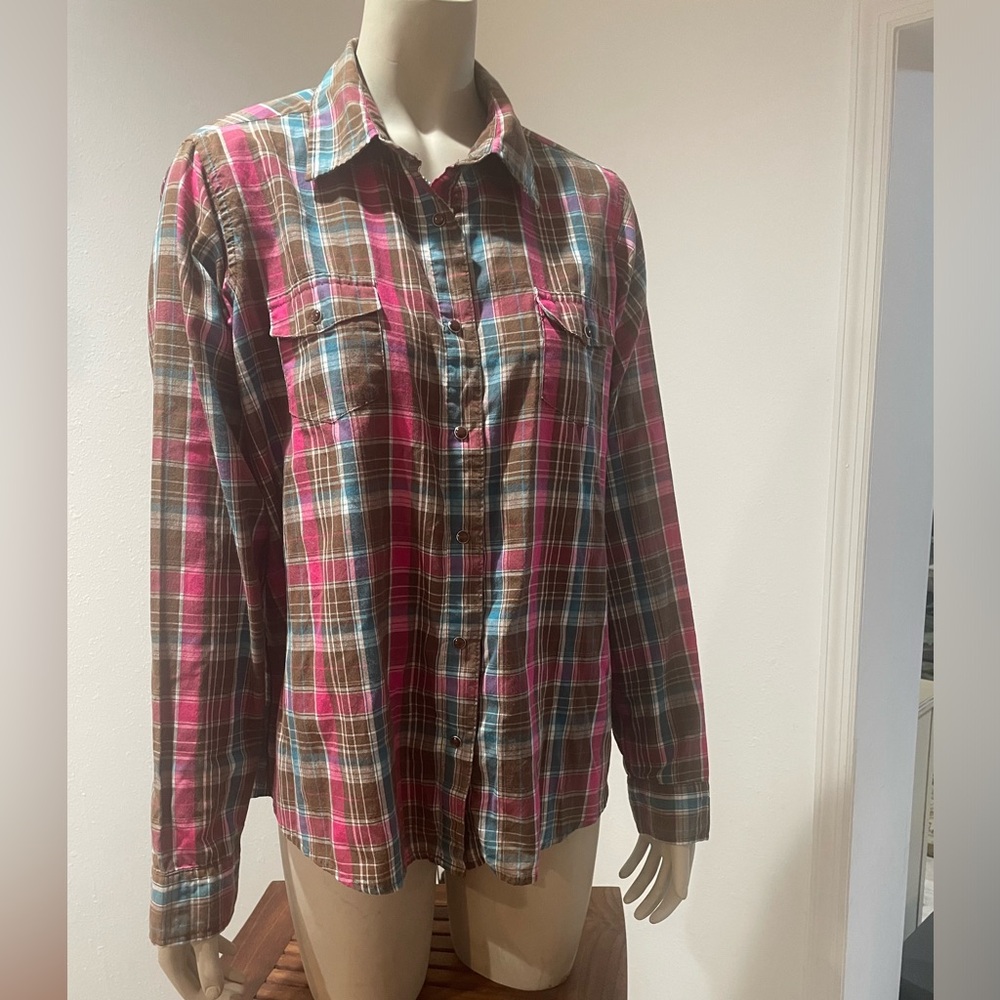 WRANCHER Wrangler snap shirt. Pearly pinkish brown snap buttons. EUC